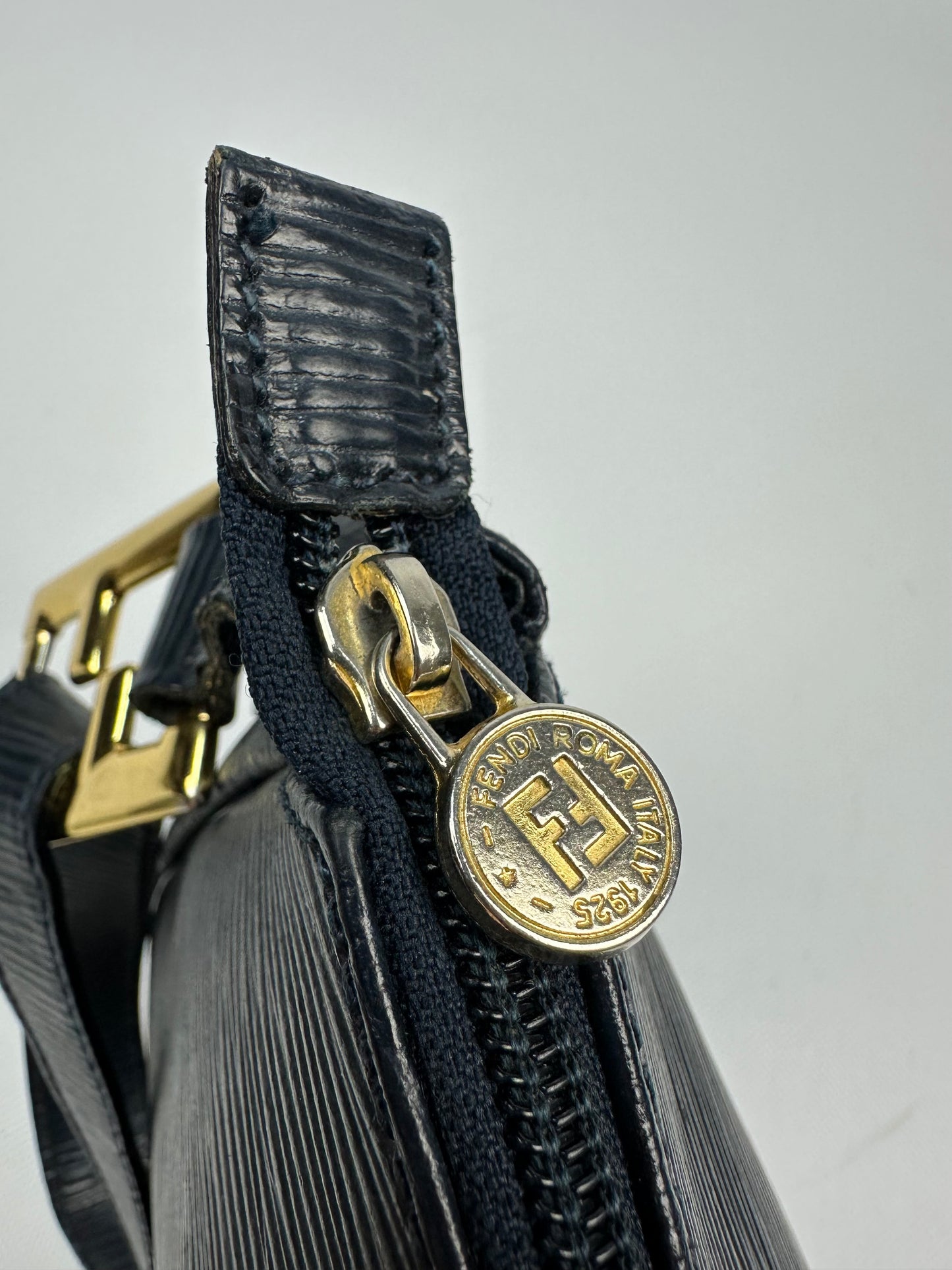 Vintage Fendi Umhängetasche navy blau/gold