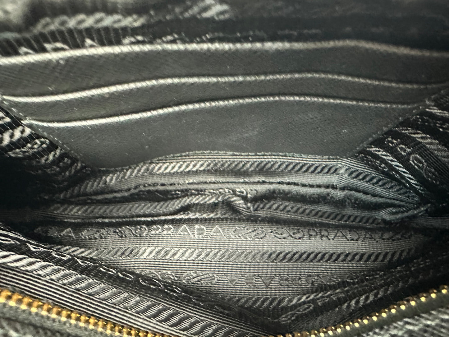 Prada Umhängetasche schwarz/gold