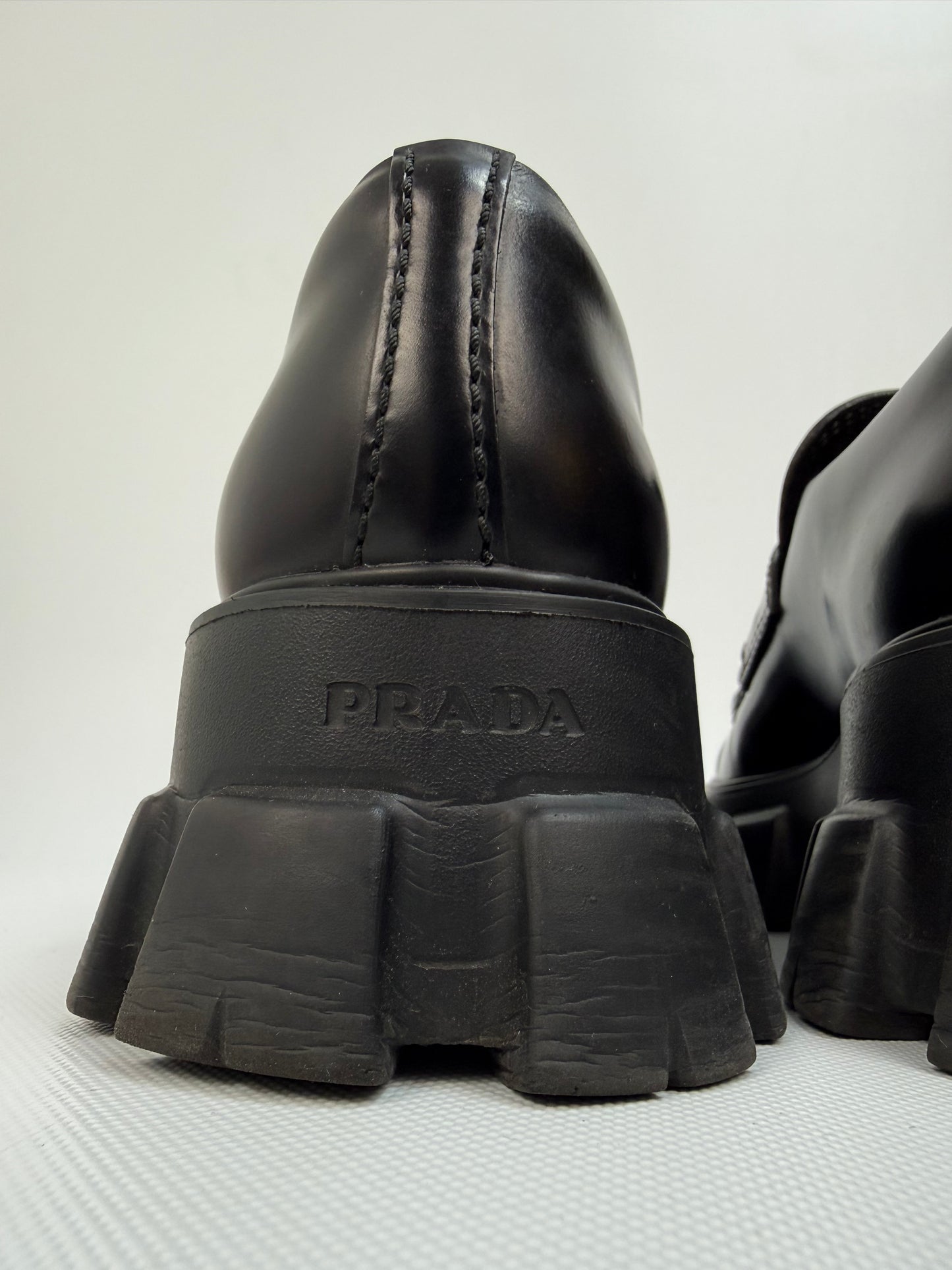 Prada Monolith Loafer schwarz Gr. 41,5