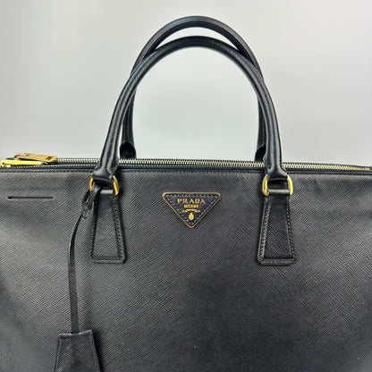 Vintage Prada Fuoco Saffiano Lux Handtasche schwarz