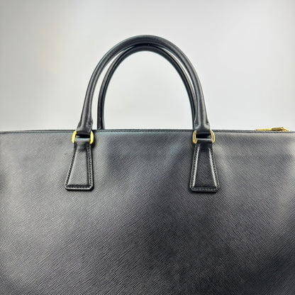 Vintage Prada Fuoco Saffiano Lux Handtasche schwarz