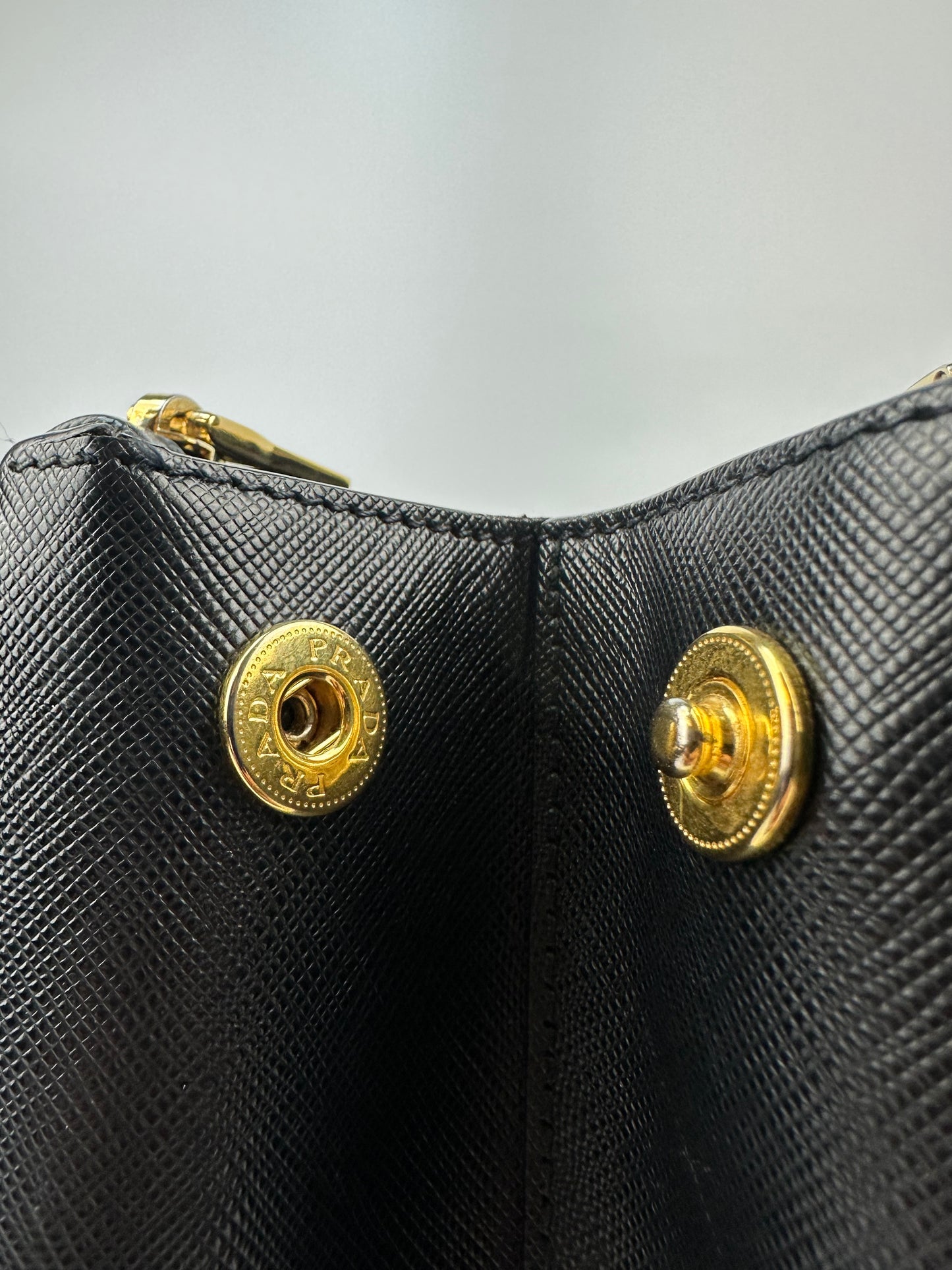 Vintage Prada Fuoco Saffiano Lux Handtasche schwarz