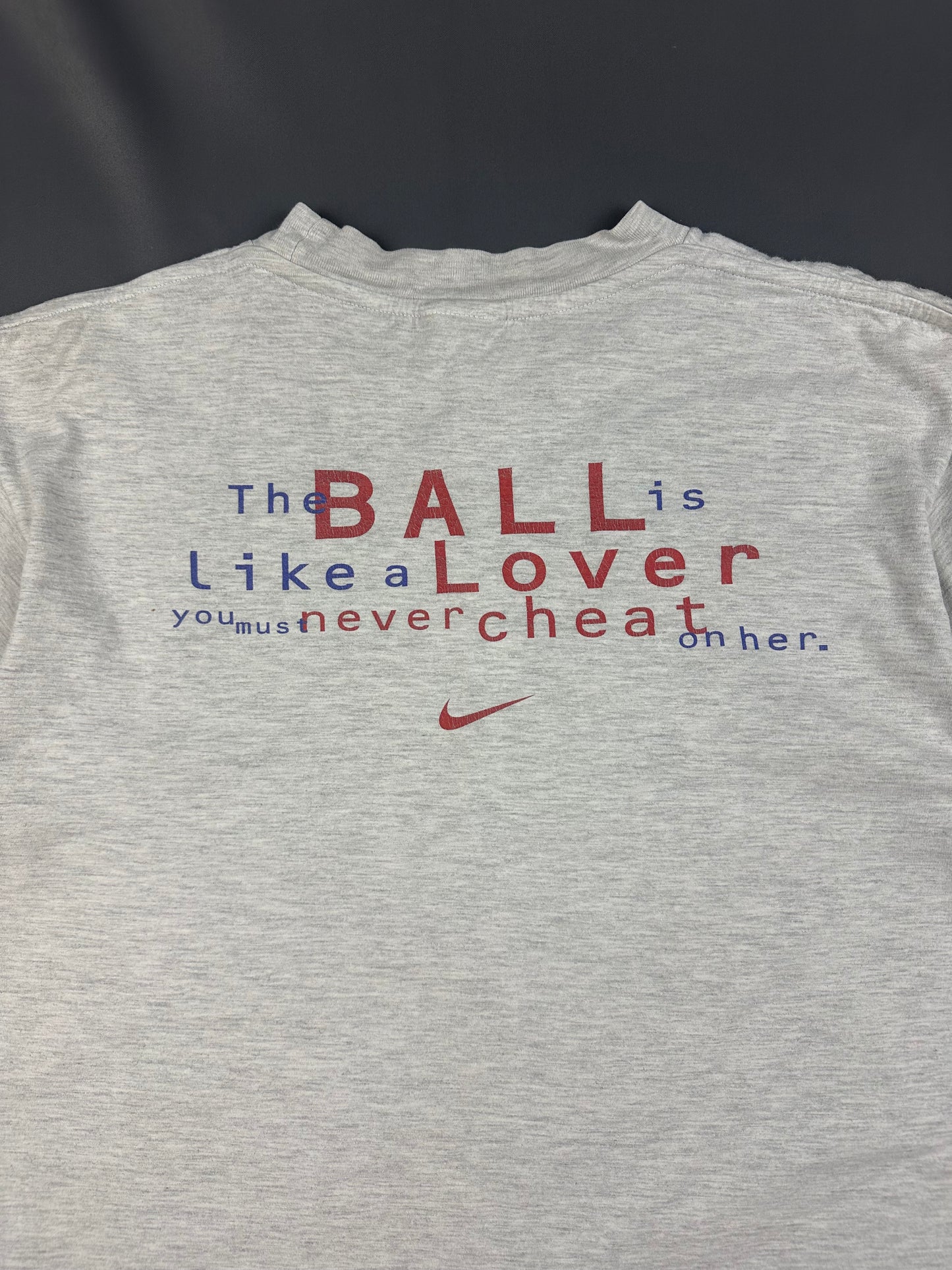 Vintage Nike "The Ball is like a Lover" T-Shirt grau M